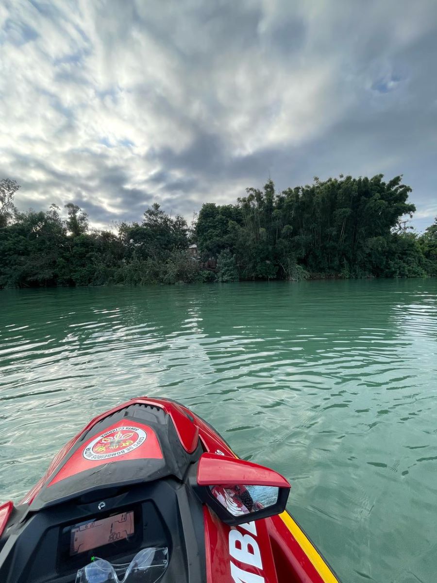 Homem de 33 anos desaparece após afogamento no Rio Araranguá; buscas seguem em andamento
