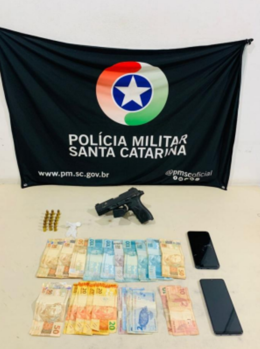 PM prende dupla com arma de fogo, drogas e dinheiro na Volta do Silveira e homem por tentativa de furto no Morro dos Conventos