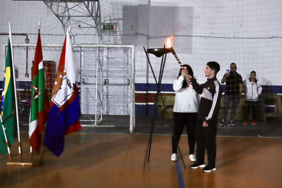 Chama Olímpica acende os Jogos Escolares de Balneário Gaivota 2025