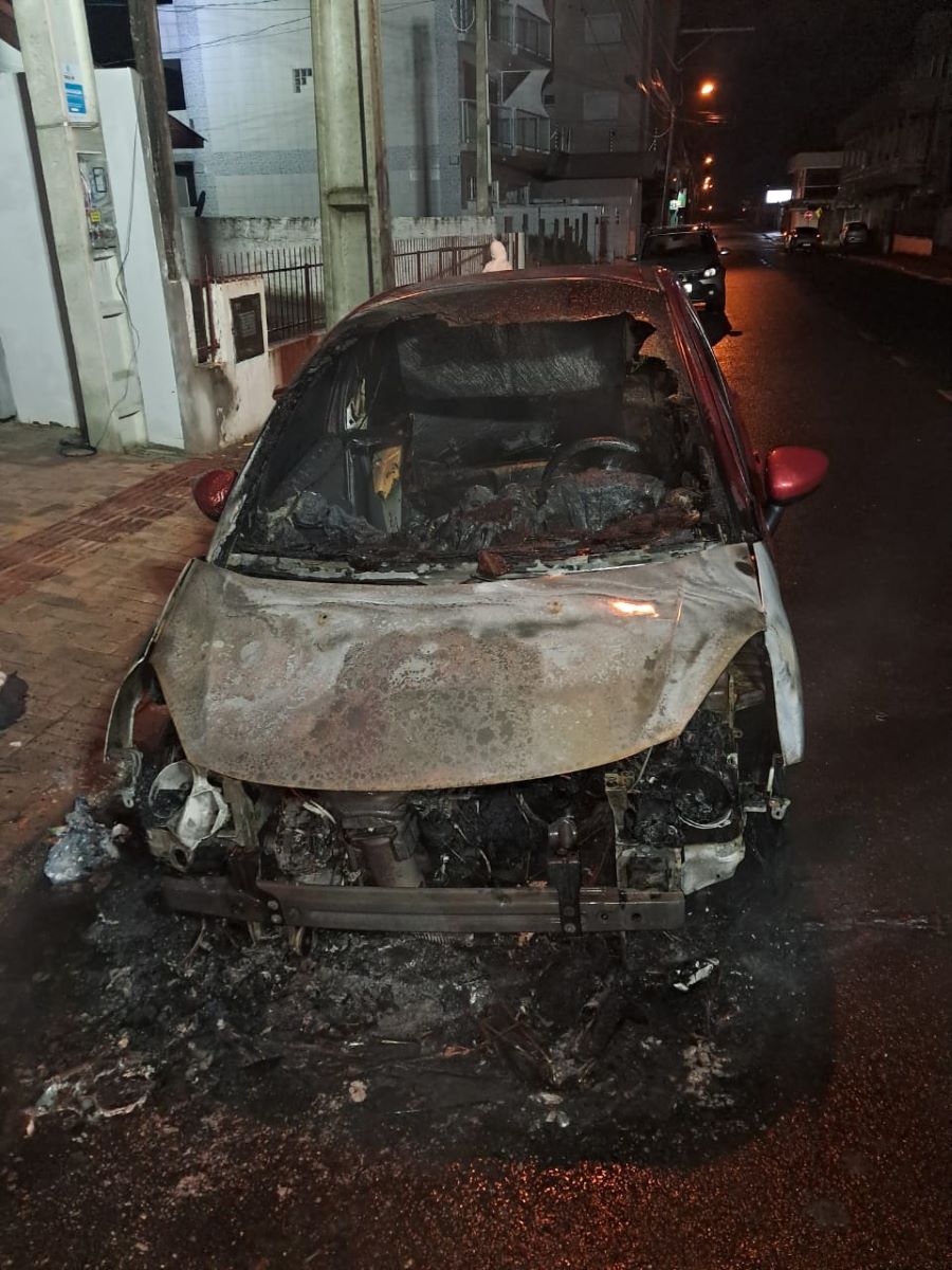 Incêndio durante a madrugada causa danos em veículo em Araranguá