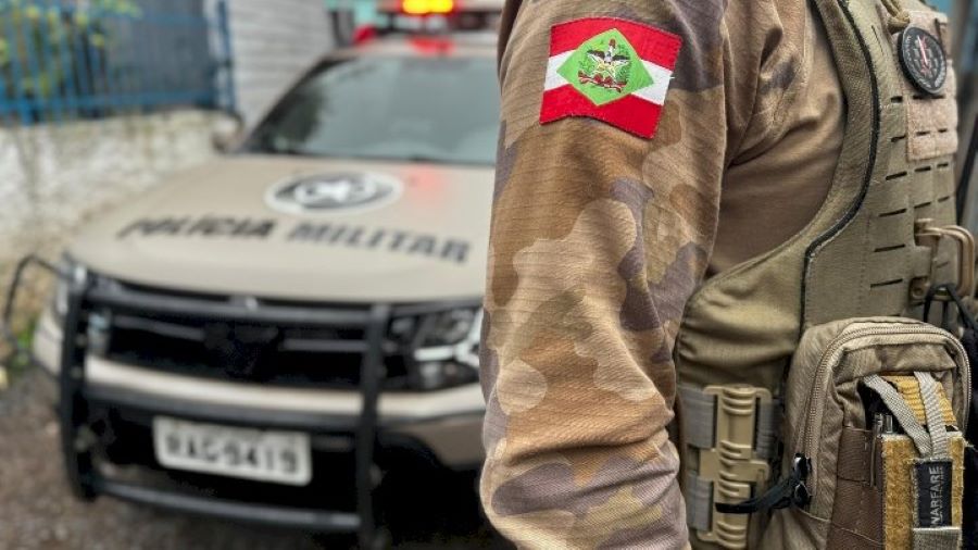 Dupla arromba loja no centro de Araranguá e furta dinheiro e computador