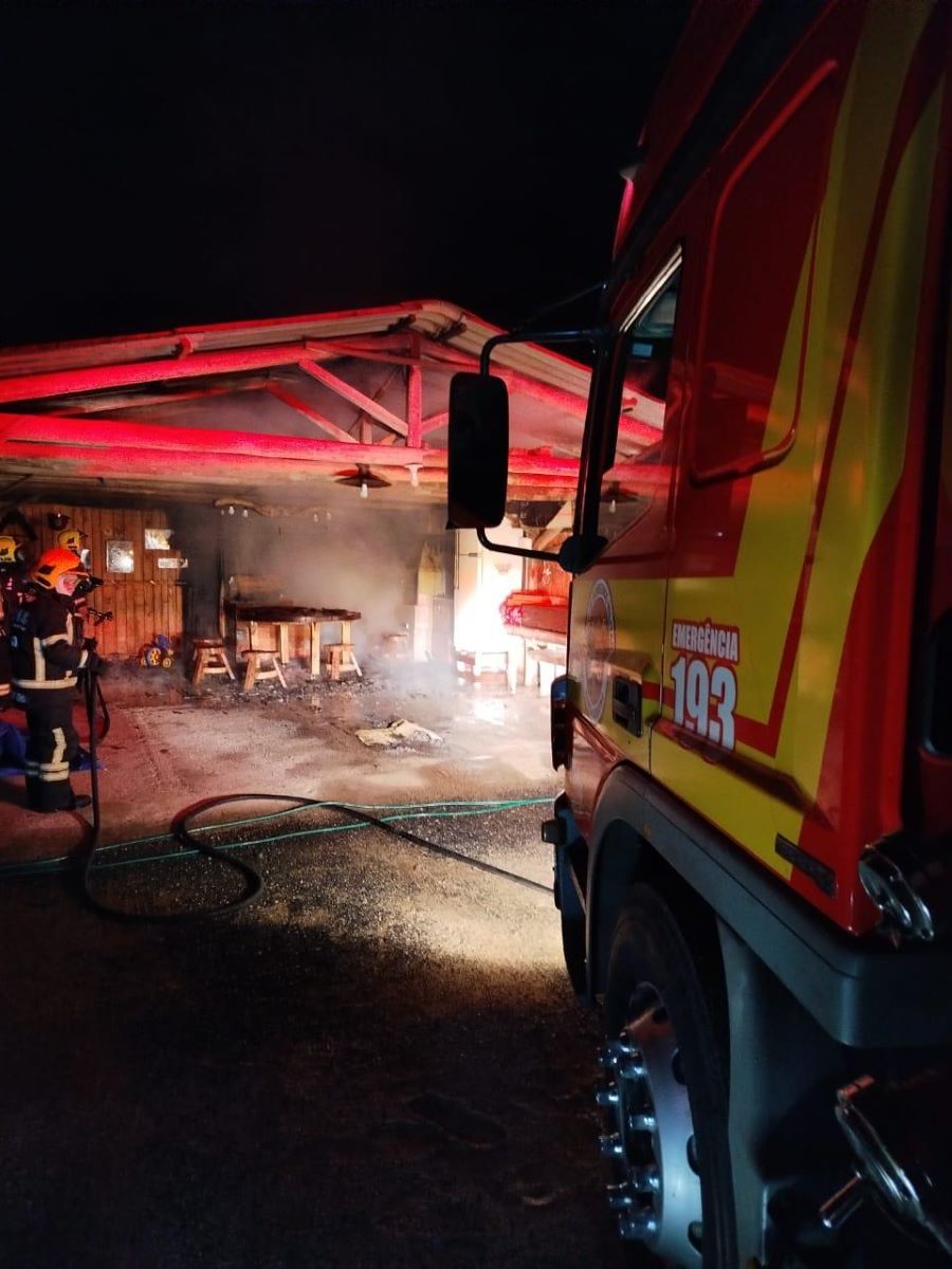 Incêndio consome garagem de residência no interior de Meleiro