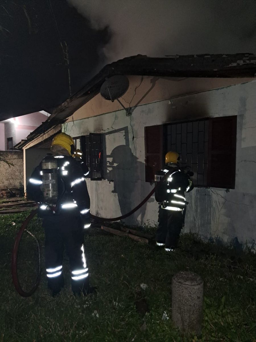 Casa desabitada é destruída por incêndio na Vila São José em Araranguá