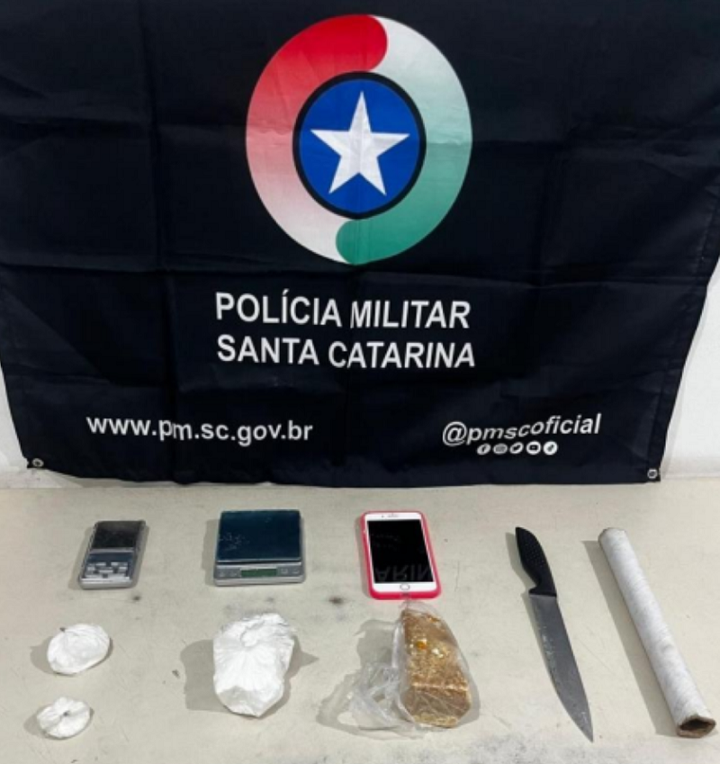 Após perseguição, traficante é preso com crack e cocaína em kitnet de Sombrio