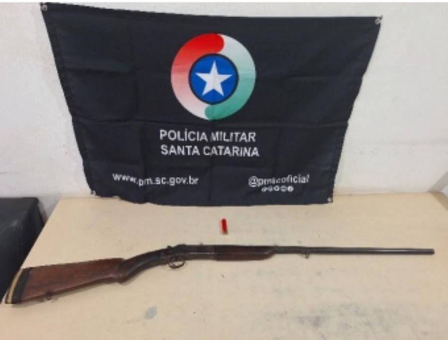 PM localiza espingarda em bagageiro de veículo e prende homem por porte ilegal de arma de fogo em Santa Rosa do Sul