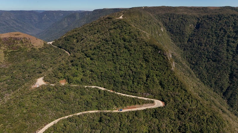 Estrada Boa: pavimentação em concreto da Serra do Faxinal ligando o Extremo Sul de Santa Catarina ao RS está 85% concluída
