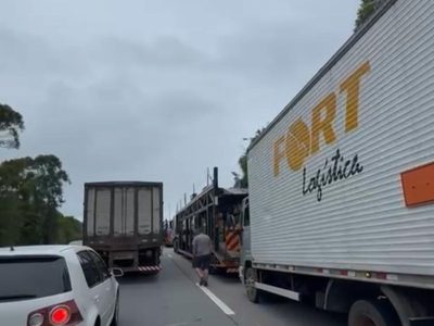 Automóvel pega fogo e interdita o Morro dos Cavalos (VÍDEOS)