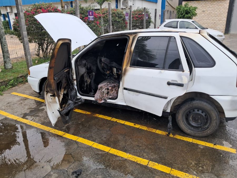 Incêndio causa danos a veículo no bairro Alto Feliz em Araranguá