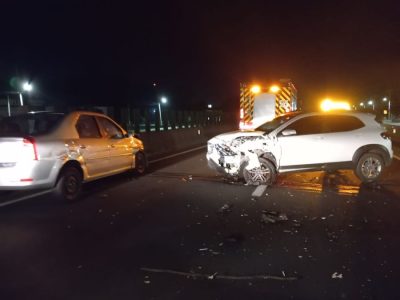 Colisão envolve três veículos e deixa uma mulher ferida na BR-101 em Sombrio