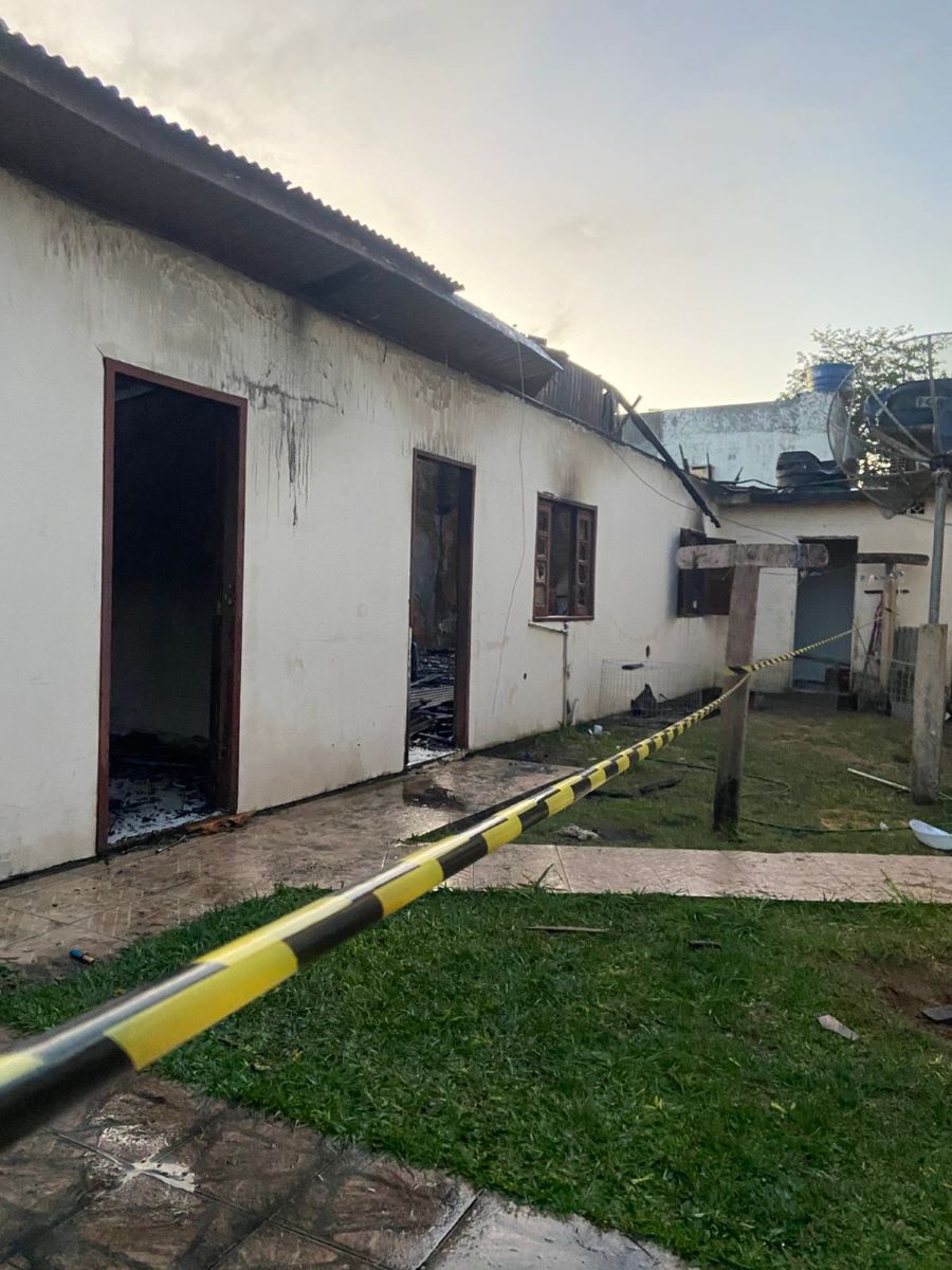 Incêndio atinge edícula com 100 metros quadrados em Balneário Gaivota