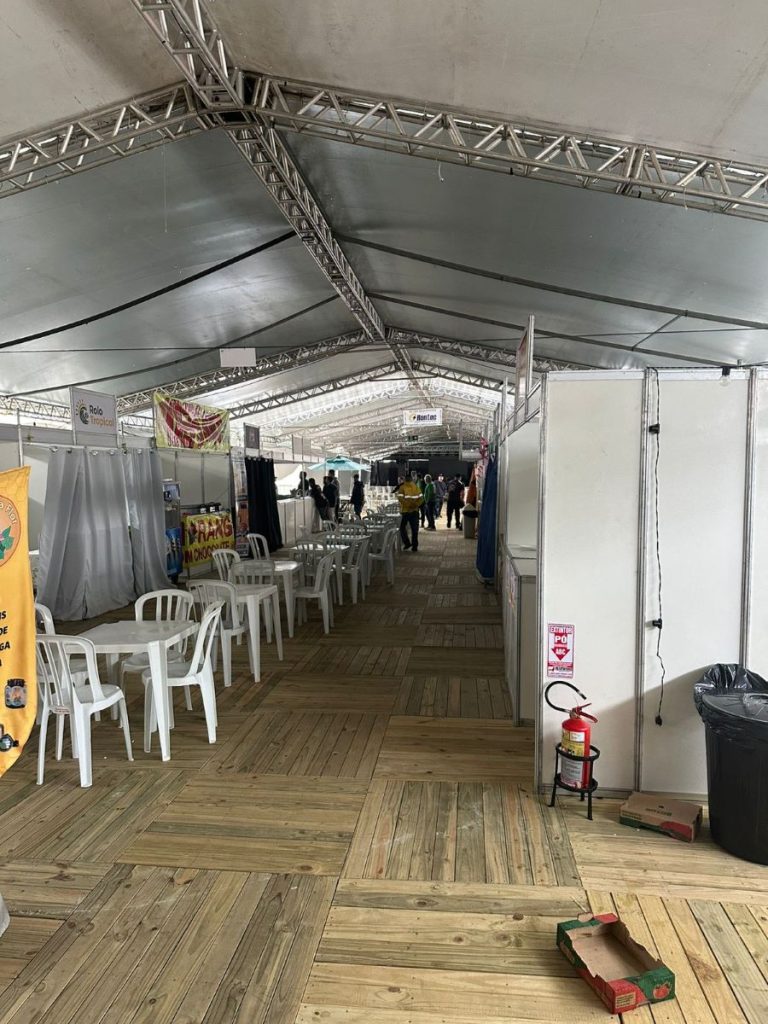 Estrutura para evento ameaça cair e é interditada pelos bombeiros em Balneário Gaivota