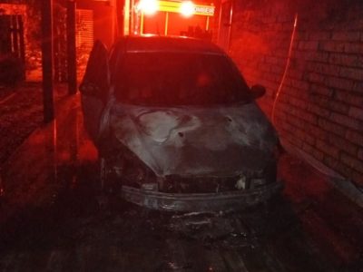 Incêndio consome veículo em garagem de residência no centro de Praia Grande