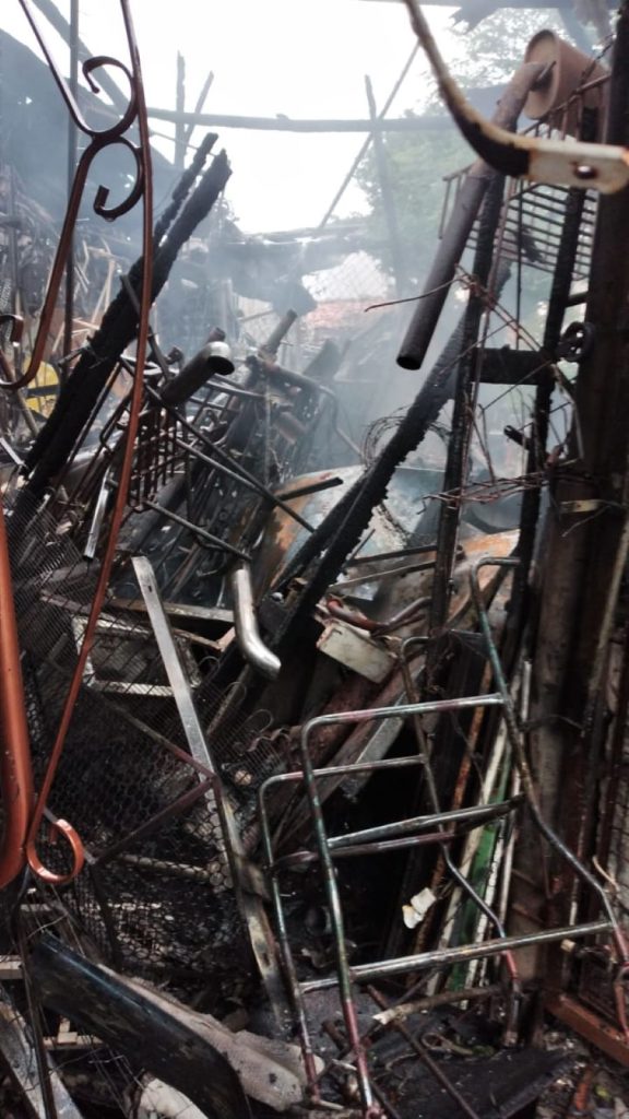 Incêndio causa danos a deposito de sucatas na Urussanguinha