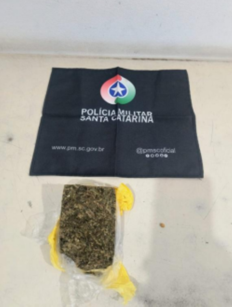 Polícia Militar prende mulher acusada de tráfico de drogas no Jardim Atlântico em Balneário Arroio do Silva