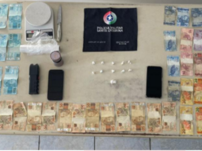Casal de traficantes é preso próximo a favela da Divinéia com drogas e quase 2 mil em dinheiro