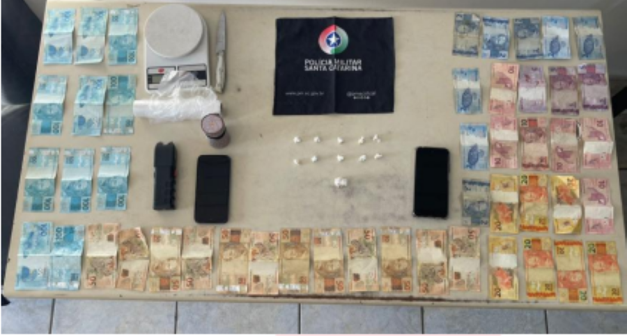 Casal de traficantes é preso próximo a favela da Divinéia com drogas e quase 2 mil em dinheiro