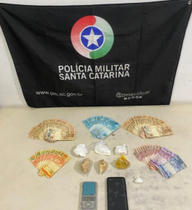 Traficante é preso em flagrante no centro de Araranguá com cocaína, crack e quase R$ 6 mil em dinheiro