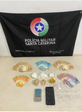 Traficante é preso em flagrante no centro de Araranguá com cocaína, crack e quase R$ 6 mil em dinheiro