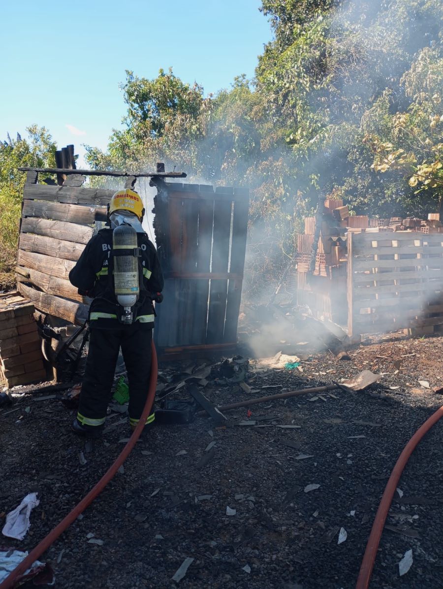 Paiol é destruído por incêndio no interior de Turvo