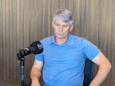 Durante entrevista ao vivo do vereador Ghiraldo na rádio Araranguá, presidente Paulinho, entra no estúdio e dispara: “A Câmara não é delegacia, é lugar de homens honrados e pais de família”