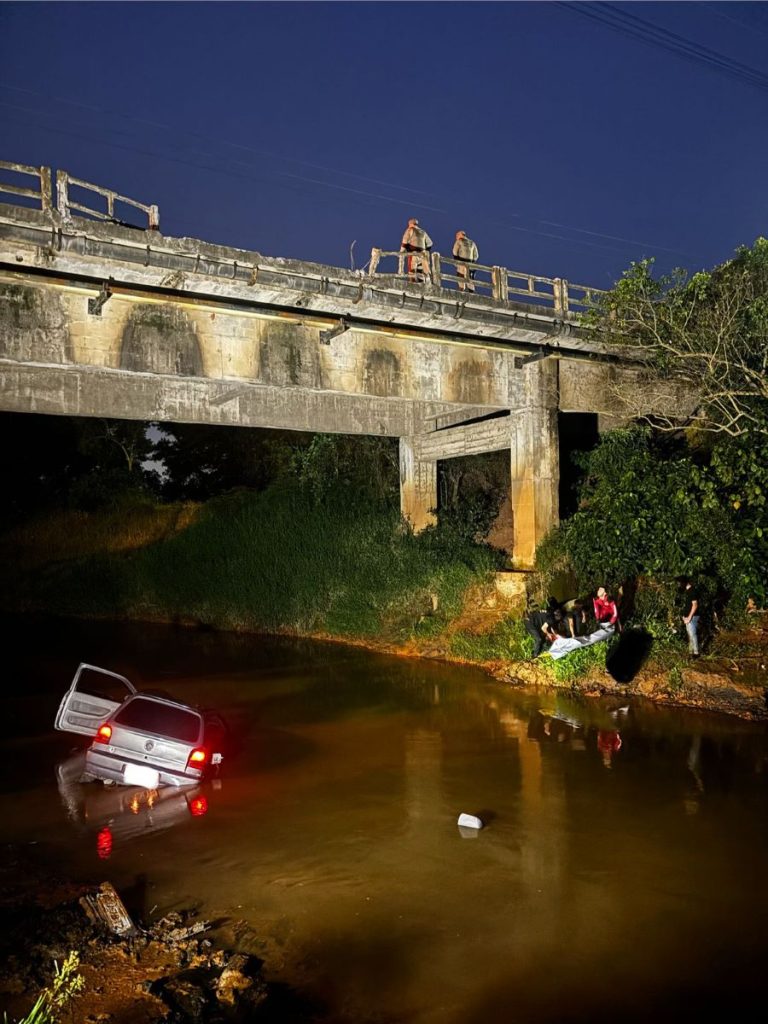 Veículo cai de ponte em rio de Forquilhinha e mata condutor