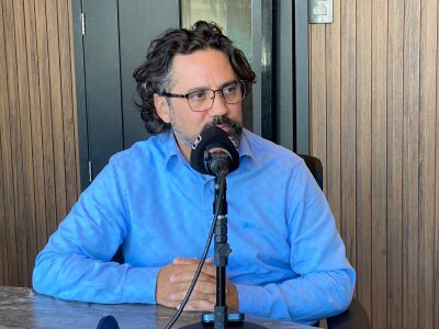 “‘Vamos responsabilizar os culpados’, afirma Sandro Ramos sobre lixeiras queimadas em Araranguá (VÍDEO)