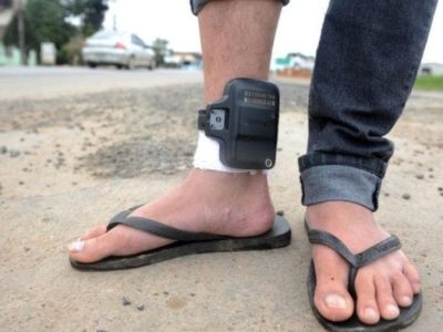 Homem que usava tornozeleira eletrônica é preso com quase 800 gramas de crack e mais de mil reais no Mato Alto
