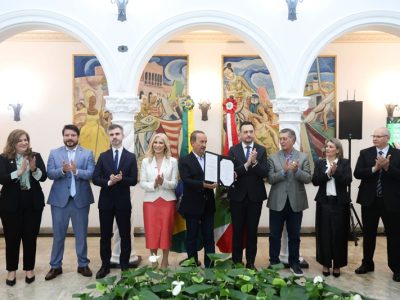 Governo de SC sanciona lei que aprimora Universidade Gratuita e Fumdesc e oficializa melhorias nos programas