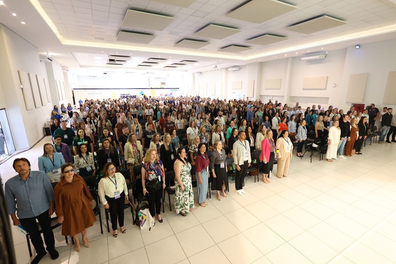 Araranguá sedia Seminário Estadual da UNDIME e reúne 600 educadores para discutir os desafios da educação multigeracional (VÍDEO)