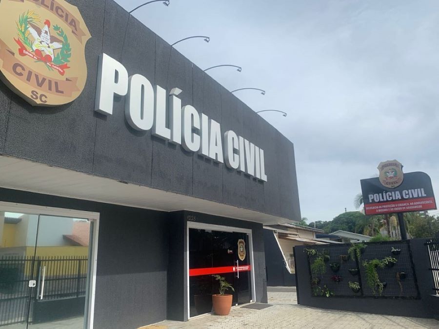 Operação da Polícia Civil por crimes praticados em escola pública de Araranguá envolve mais de vinte policiais