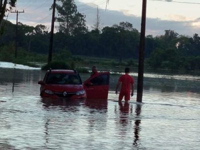 Bombeiros resgatam passageiro de veículo em estrada alagada no interior de Turvo