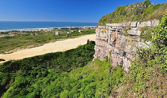 Homem é multado em R$ 10 mil por descartar caixa de som no Morro dos Conventos