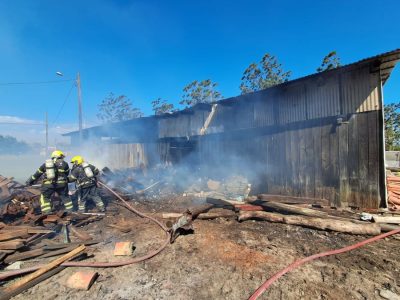 Incêndio atinge pilha de madeira e quase se propaga para galpão no Caverá