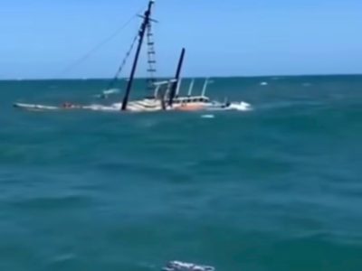 Escuna turística naufraga em Laguna e cinco tripulantes são resgatados pelo Corpo de Bombeiros