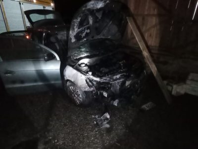 Incêndio atinge dois automóveis em garagem de residência no interior de Sombrio