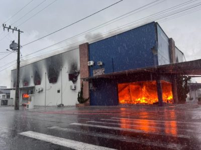 Incêndio destrói grande parte de empresa de confecção em Turvo e mobiliza bombeiros de toda região
