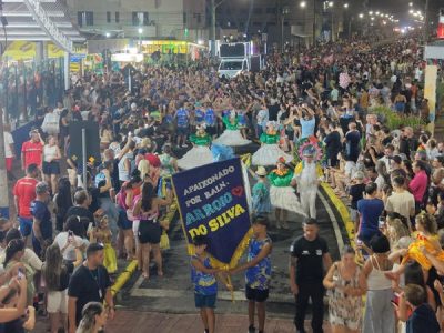 Blocos e escola de samba brilham na avenida durante o Carnarroio 2026