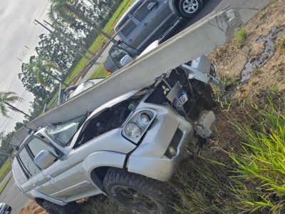 Condutor perde controle da direção, colide e quebra poste em Araranguá