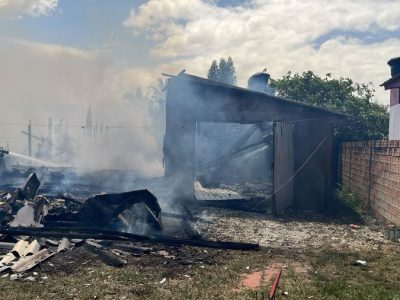 Incêndio consome residência no bairro Polícia Rodoviária em Araranguá