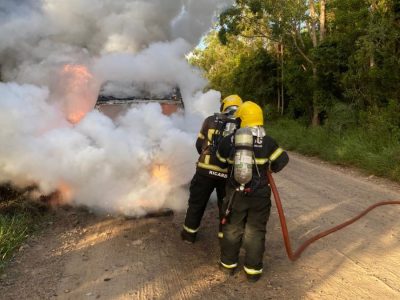 Incêndio destrói um veículo utilitário em Passo de Torres
