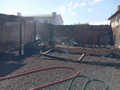 Incêndio que destruiu casa em Balneário Gaivota mobiliza bombeiros de Sombrio e Araranguá
