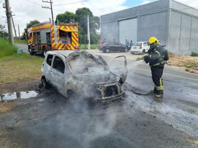 Incêndio consome veículo no Jardim Cibele em Araranguá