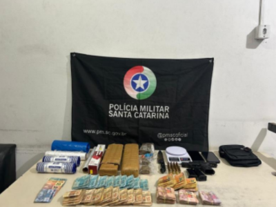Polícia Militar prende quatro traficantes e apreende quase três quilos de maconha e mais de R$ 22 mil em dinheiro na Gaivota
