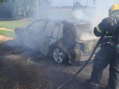 Veículo é destruído por incêndio no bairro Rio dos Anjos, em Araranguá