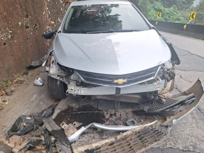 Motorista perde controle em curva e tomba veículo na Serra do Rio do Rastro