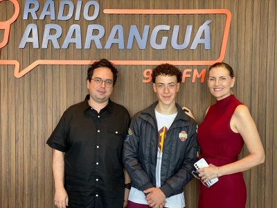Estudante cria rádio escolar e projeto do Colégio Estadual de Araranguá incentiva protagonismo dos alunos