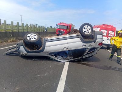 Veículo capota e fere três ocupantes na BR-101 em Sombrio