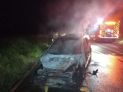 Incêndio provoca grandes danos a veículo no interior de Sombrio