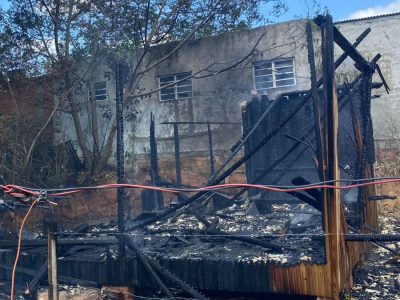 Incêndio consome pequena casa de madeira na Operária em Araranguá