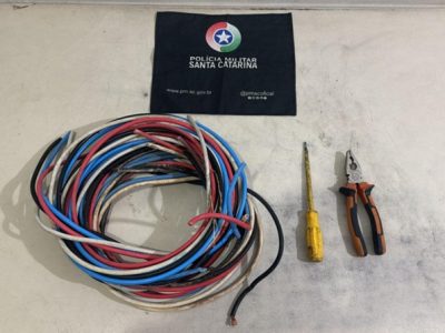 Homem é preso após furtar cerca de 20 metros de fio de energia em Araranguá